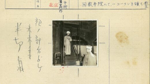 传统长袍学者在华丽建筑阅读.jpg