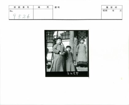 传统长袍孩童与木格建筑.jpg