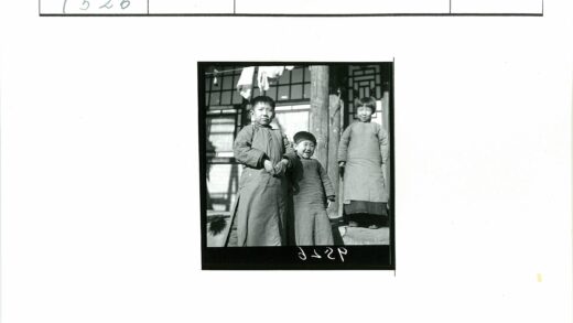 传统长袍孩童与木格建筑.jpg