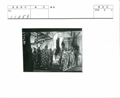 传统长袍庆典室内花树装饰.jpg