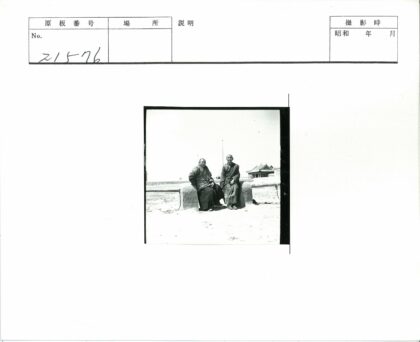 传统长袍男子与古建筑.jpg