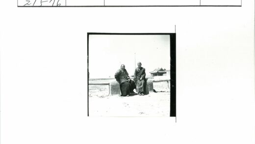 传统长袍男子与古建筑.jpg