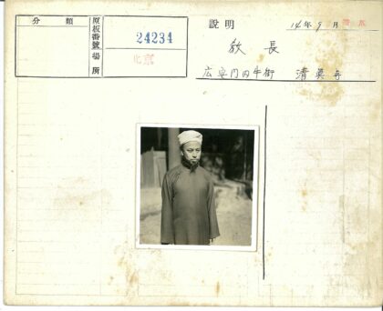 传统长袍男子沙漠风情.jpg
