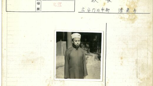 传统长袍男子沙漠风情.jpg