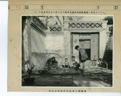 传统院落花园工作与自行车.jpg