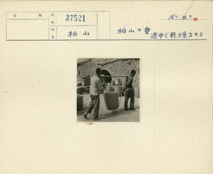 传统陶罐搬运场景.jpg