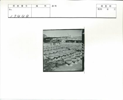 传统陶艺工坊室外水罐与瓦房.jpg