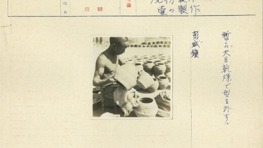 传统陶艺师户外制陶场景.jpg
