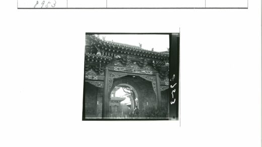 传统雕刻大门与庭院拱门景观.jpg