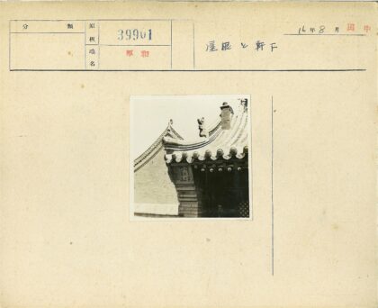 传统雕刻建筑屋顶特写.jpg