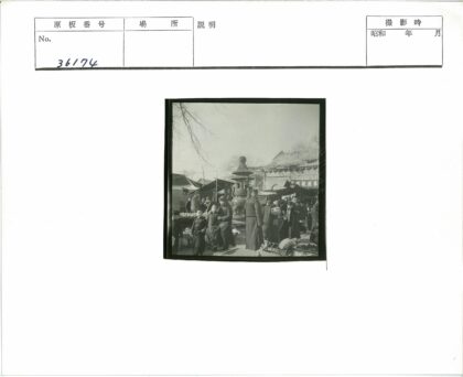 传统露天市场与华丽建筑.jpg
