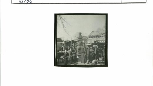 传统露天市场与华丽建筑.jpg