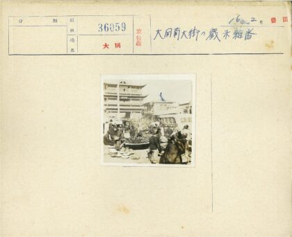 传统露天市场人群熙攘.jpg