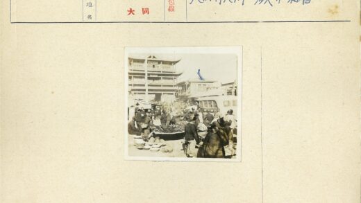 传统露天市场人群熙攘.jpg
