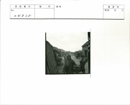 传统露天市场街景人群购物.jpg