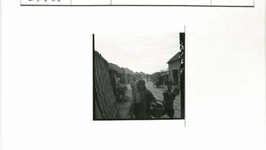 传统露天市场街景人群购物.jpg