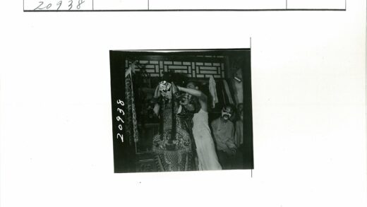 传统面具与彩妆人物场景.jpg