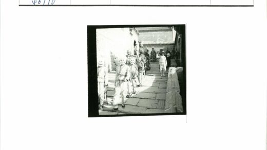 传统面具人行走古巷.jpg
