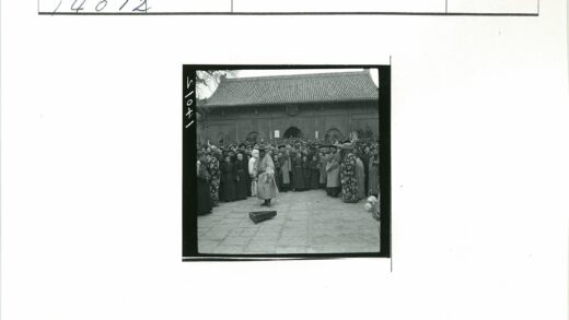 传统面具游行拱门建筑前.jpg