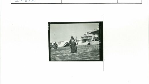 传统面具舞者与华丽建筑.jpg