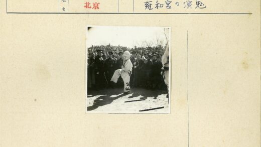 传统面具舞表演与围观人群.jpg
