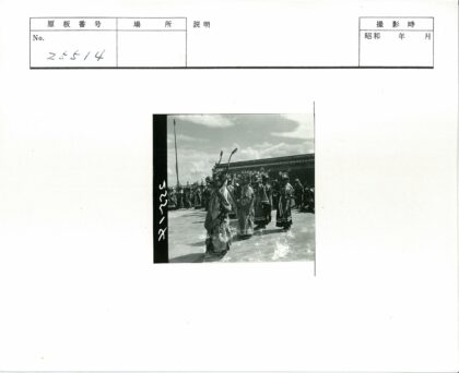 传统面具舞蹈与华丽建筑.jpg
