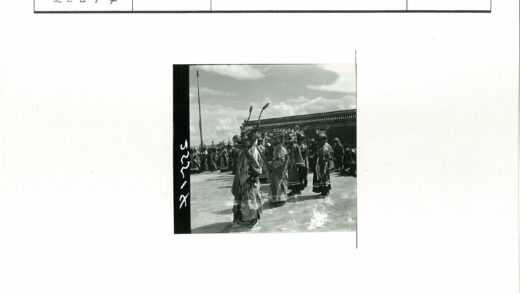 传统面具舞蹈与华丽建筑.jpg