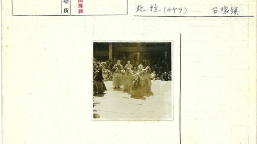 传统面具表演者庭院演出.jpg
