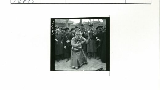 传统面具表演者户外演出.jpg