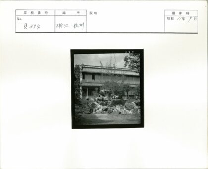 传统风格两层格子窗建筑.jpg
