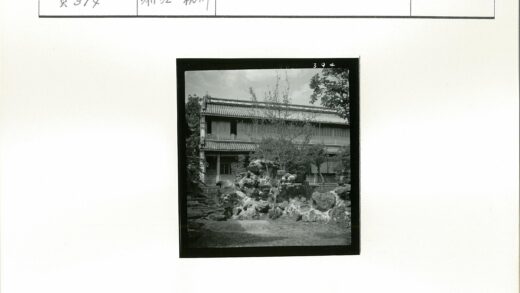 传统风格两层格子窗建筑.jpg