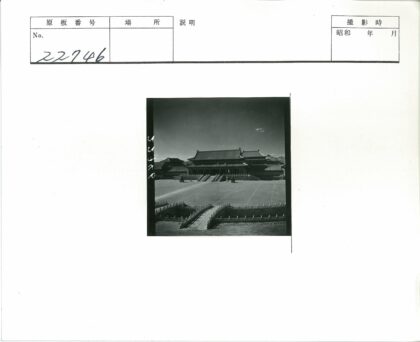 传统风格历史建筑与水道桥.jpg