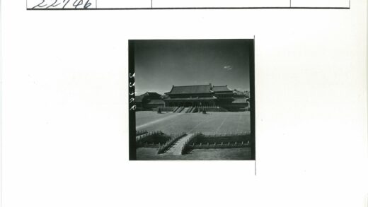 传统风格历史建筑与水道桥.jpg