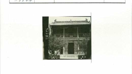 传统风格双层楼建筑与自然景观.jpg