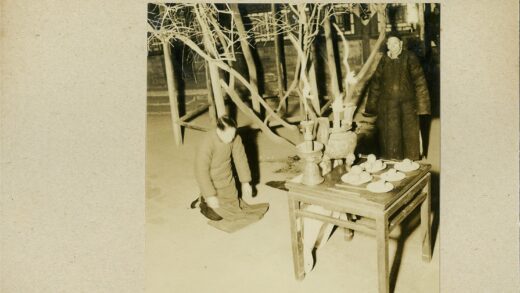 传统香炉祭祀仪式场景.jpg