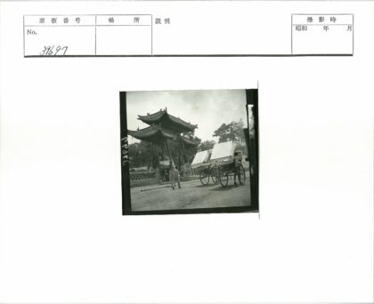 传统黄包车与大门风景.jpg