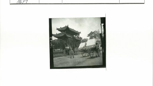 传统黄包车与大门风景.jpg