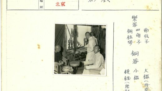 传统鼓乐表演男人们围桌.jpg