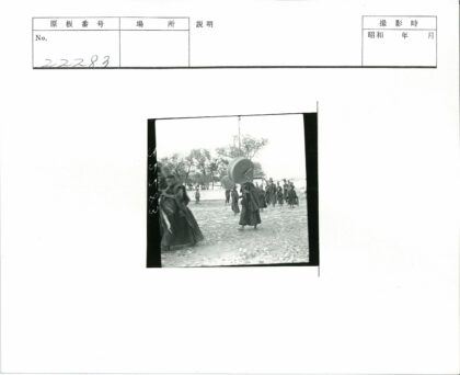 传统鼓队行走鹅卵石路.jpg