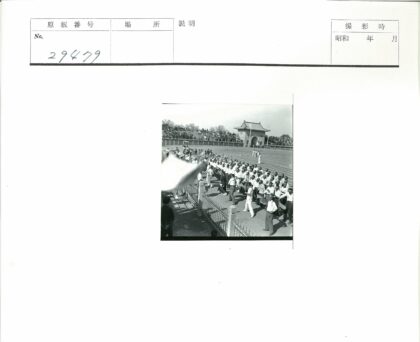 体育场田径赛观众排队栅栏前.jpg