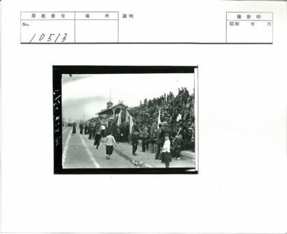 体育场群众集会举旗游行.jpg