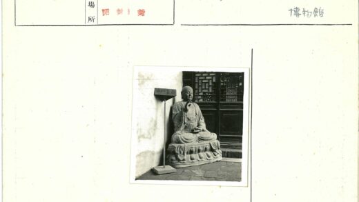 佛像与木窗路标墙景.jpg