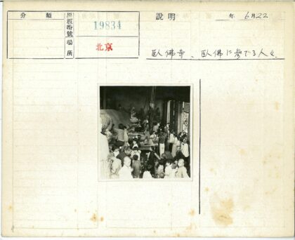 佛像前聚集的儿童与僧侣.jpg
