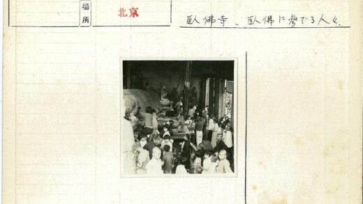 佛像前聚集的儿童与僧侣.jpg