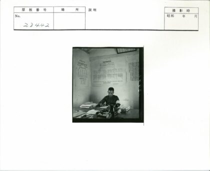 作家在办公室写作.jpg