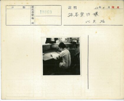 作家窗前写作木桌旁.jpg