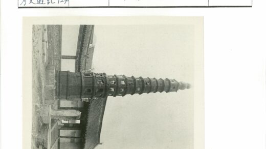 侧拍多层高塔与传统建筑.jpg
