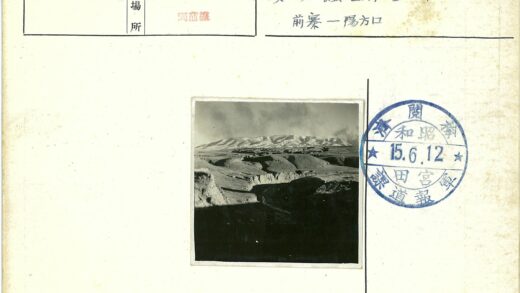 侵蚀丘陵与远山风景.jpg