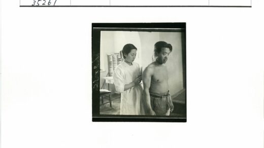 保健员为男子注射医疗场景.jpg