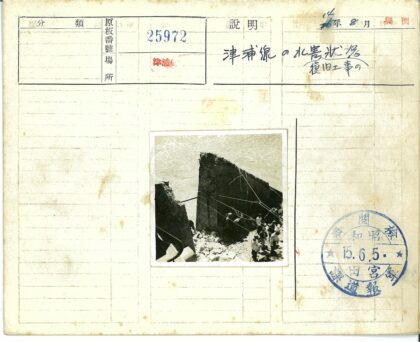 修复水域旁倒塌砖墙工作现场.jpg